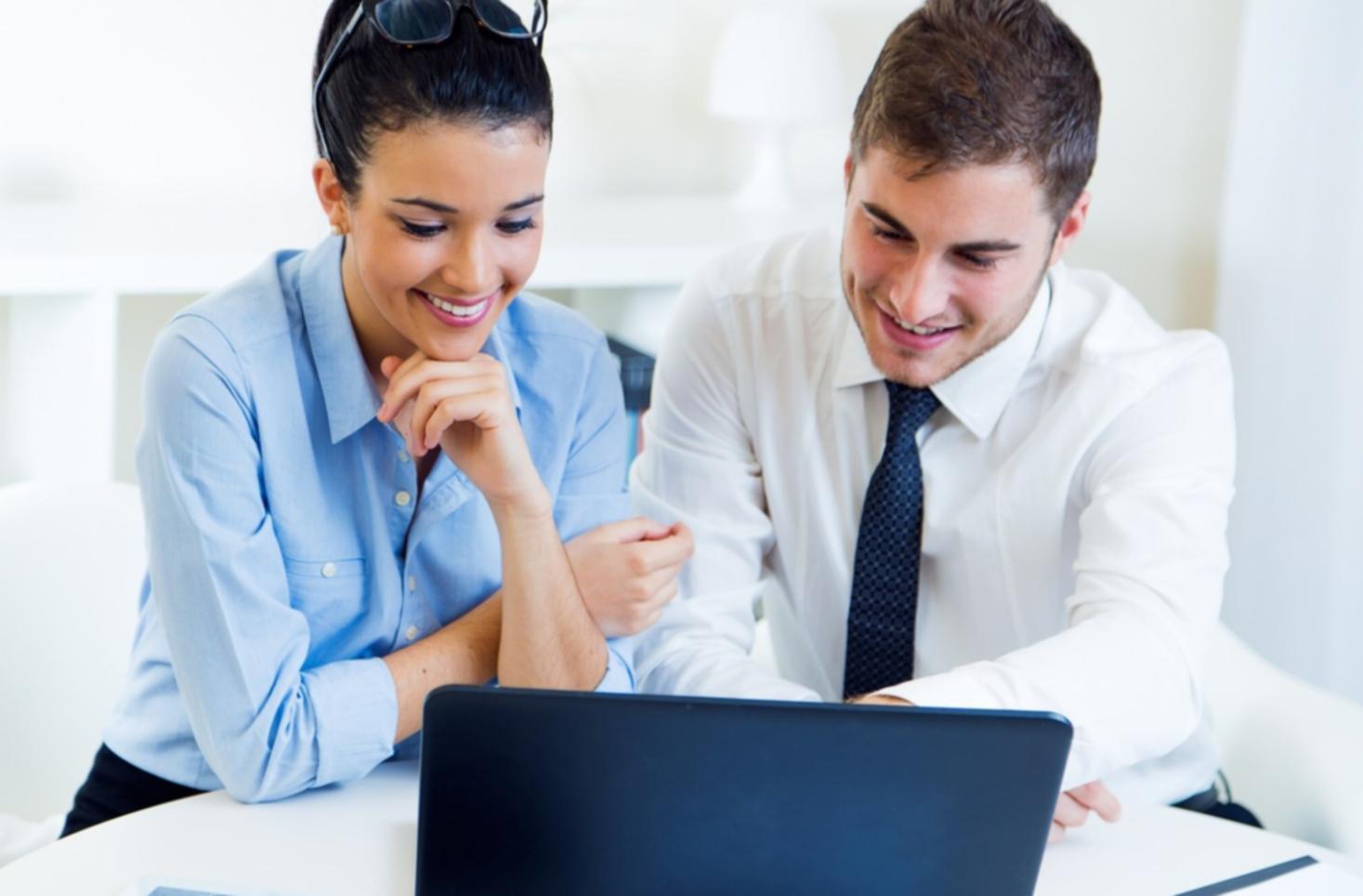 Estudiantes trabajando en análisis financiero colaborativo